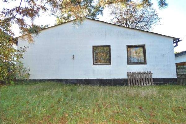 aus Kalksandsteinen und Holz erbaut