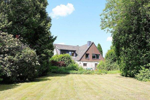 Blick vom Garten auf das Haus