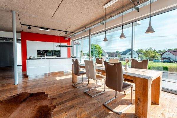 Offene Wohnküche mit Essbereich