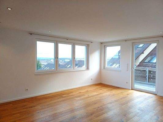 Wohnzimmer mit Zugang zum Balkon