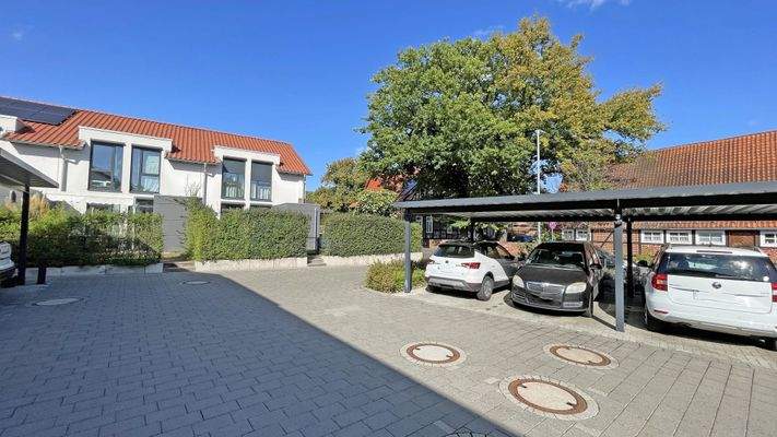 Ansicht vom Innenhof mit Carport
