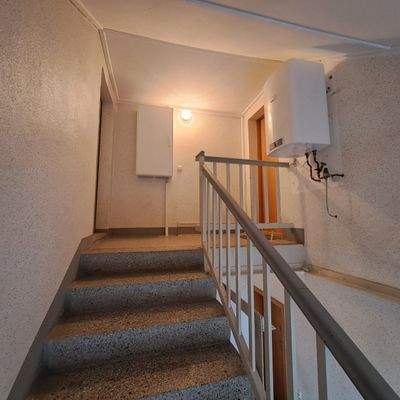 Treppenhaus mit Blick auf die neue Elektroanlage