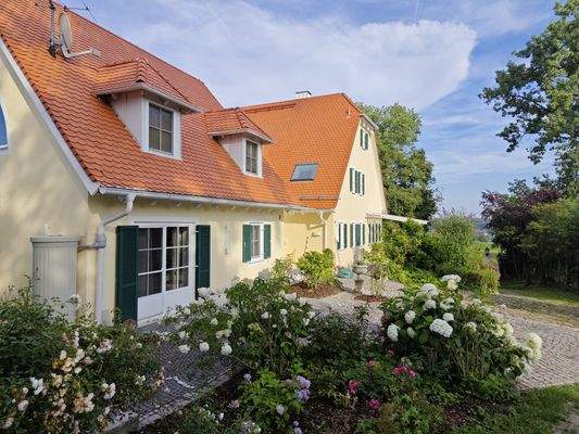 Haupteingangsansicht mit gepflegtem Garten