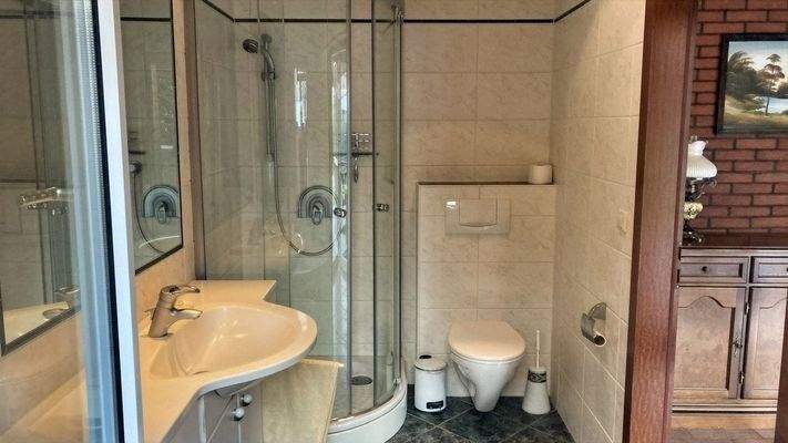 Bad mit Wanne und Dusche