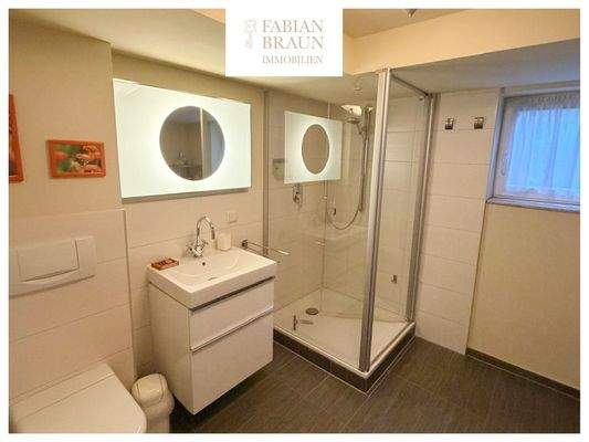 Duschbad mit Fenster im UG