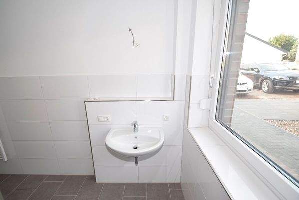 Waschbecken und kleine Ablagefläche