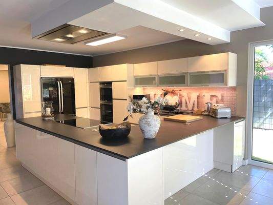 Küche mit Einbauküche