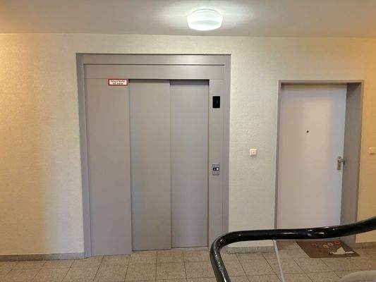 Treppenhaus mit Aufzug