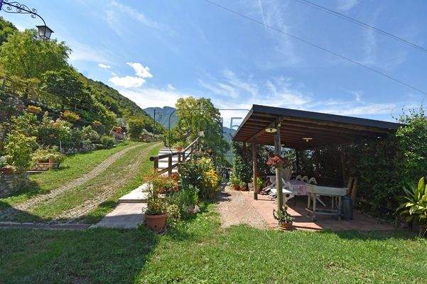 Exklusive Villa mit Panoramablick und großem Grundstück – Ala