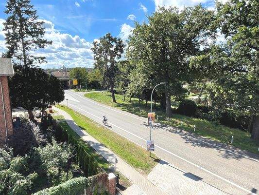Straßenansicht mit Radfahrer
