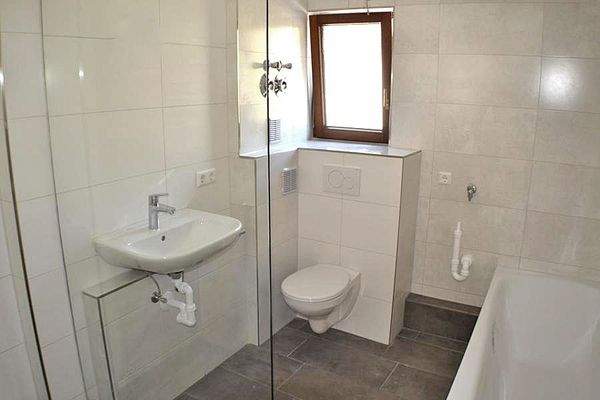 Tageslichtbad mit Wanne u. Dusche