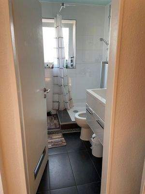 Bad mit Dusche und Fenster