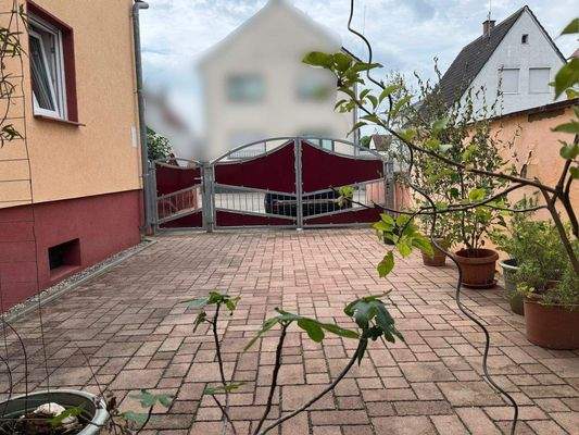 Hofeinfahrt Stellplätze