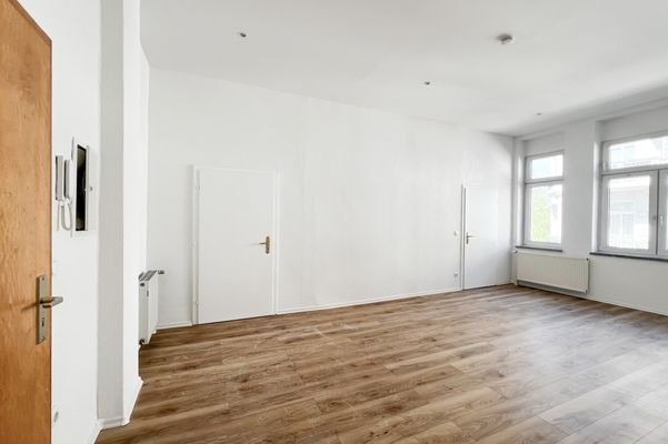 Eingangstür mit Blick ins Wohnzimmer