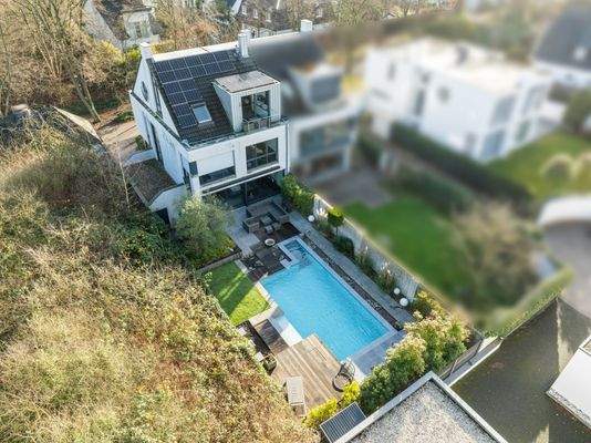 Drohnenansicht: Pool