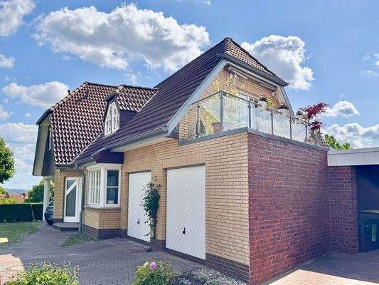 Hausansicht mit Doppelgarage