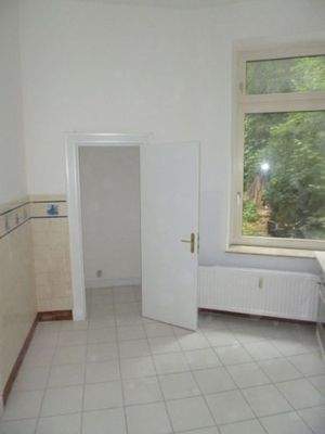 Küche mit Blick in die Speisekammer