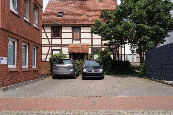 inkl. Pkw-Stellplatz vorm Gebäude