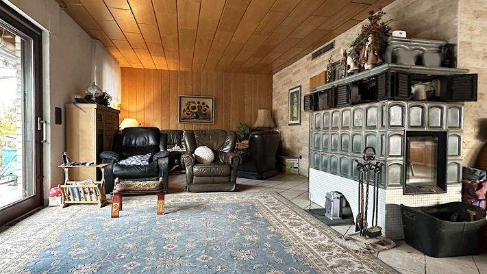  Wohnzimmer mit Kachelofen
