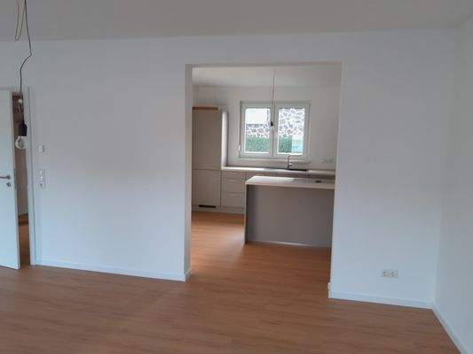 Wohnzimmer mit Blick in Küche