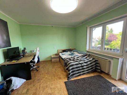 Schlafzimmer mit Zugang zum Balkon