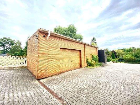 Nebengebäude mit Parkplatz