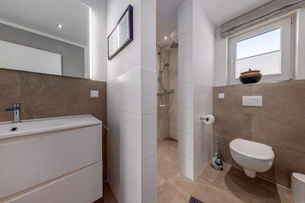 Schlafzimmer mit hochwertigem Bad im EG