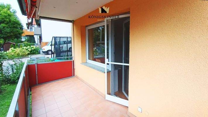 Schöner Balkon mit elektrischer Markise