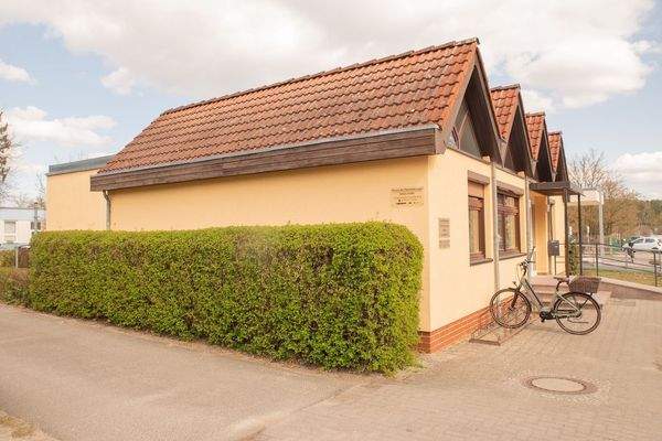 3 Giebelansicht vorderer (straßenseitiger) Gebäudeteil mit Grundstückszufahrt