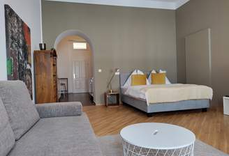 Hochwertiges Boxspringbett und Couch