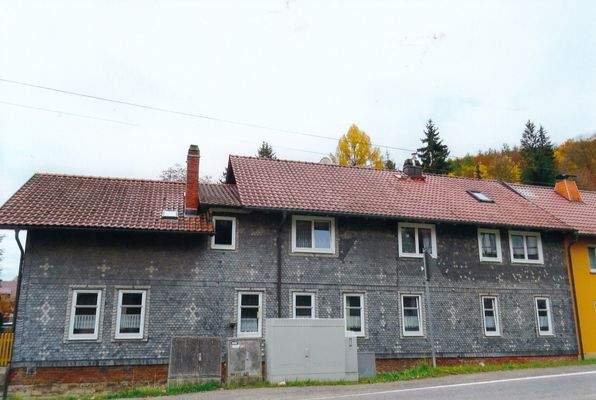 Blick v. Straße aufs Haus