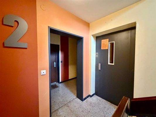 Treppenhaus mit Aufzug