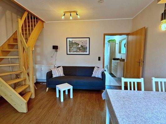 Wohnbereich mit Zugang zum Flur, Schlafzimmer und Bad