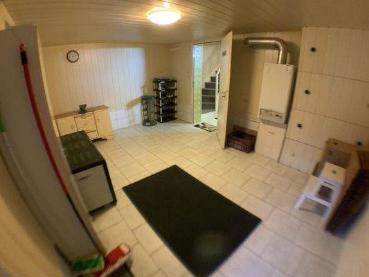 Weiteres großes Zimmer im Keller mit Zugang zum Garten