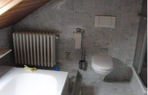 Badezimmer mit Wanne und Dusche