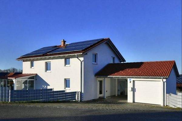 Hausansicht von der Straße gesehen