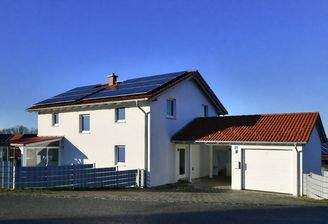 Hausansicht von der Straße gesehen