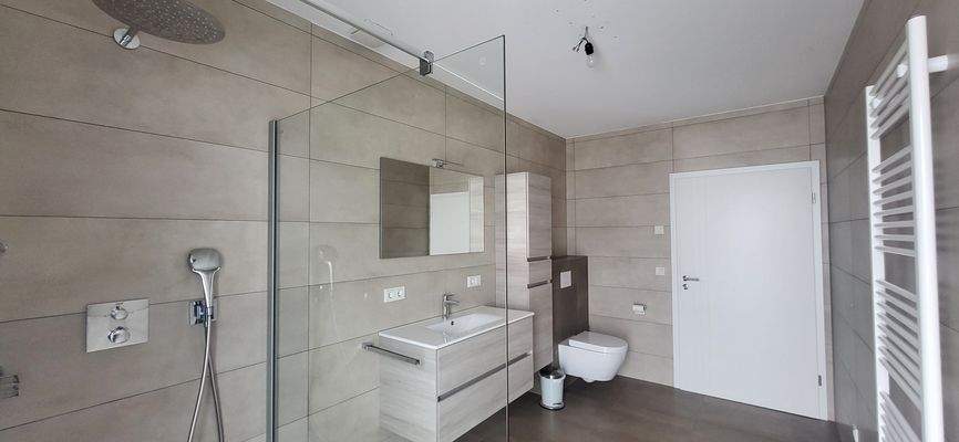 GROSSES BAD MIT EINBAUSCHRÄNKE AUF MAß