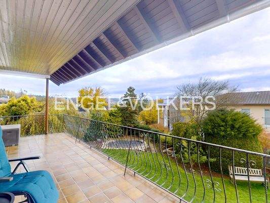 Atemberaubende Weitsicht vom sonnigen Balkon