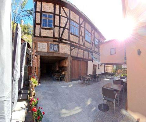 Freisitz mit Eingang zum Tonnengewölbe