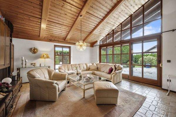 Riesige Fensterfront und Sichtdachstuhl im Wohnzimmer