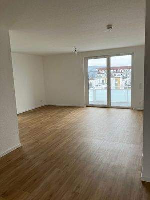 Blick in das Wohnzimmer (bespielhaft), moderner Vinylboden in Holzoptik