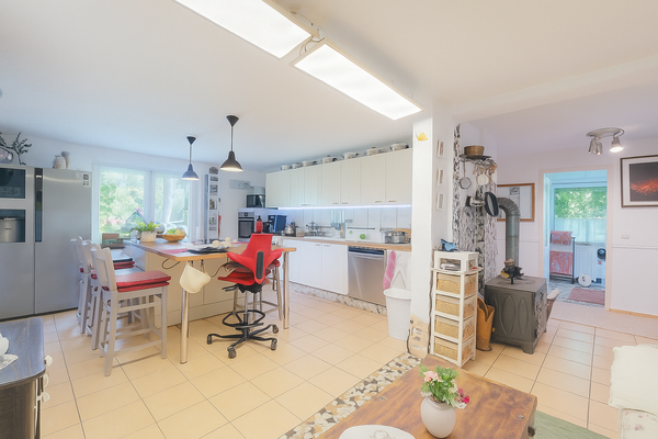 20251010_1124_Küche mit Holzofen_remix_01k76ptwkmew58mm4q5xx0wkr1 (1).png