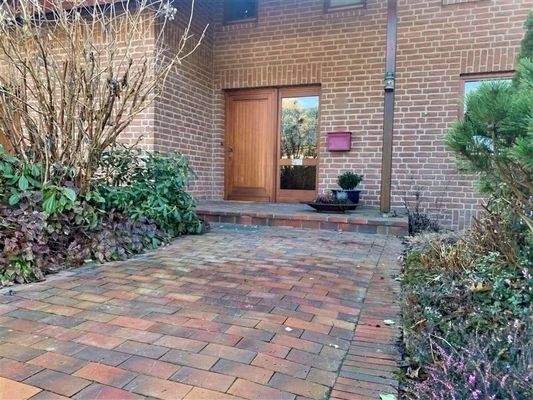 Moderne Architektur mit stilvollem Eingangsbereich