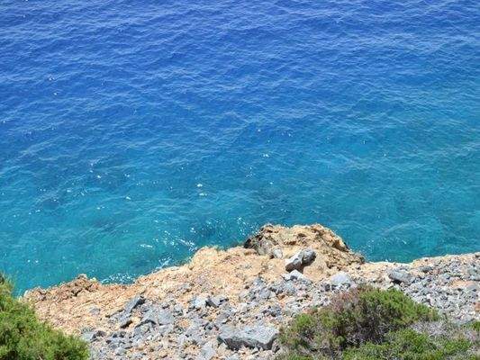 Kreta, Elounda: Großes, erstklassiges Grundstück in erster Meereslinie zu verkaufen