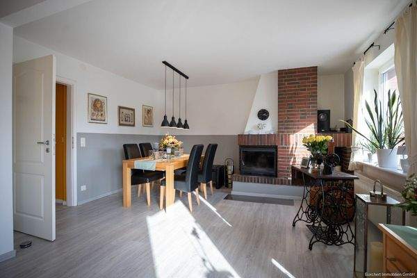 Wohn- und Esszimmer mit Kamin