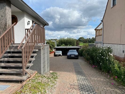 Hofeinfahrt mit Doppelcarport