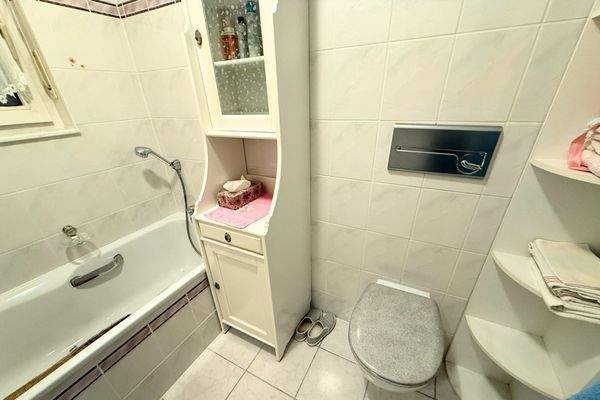 Bad Nr.1 mit Badewanne, Toilette und Fenster