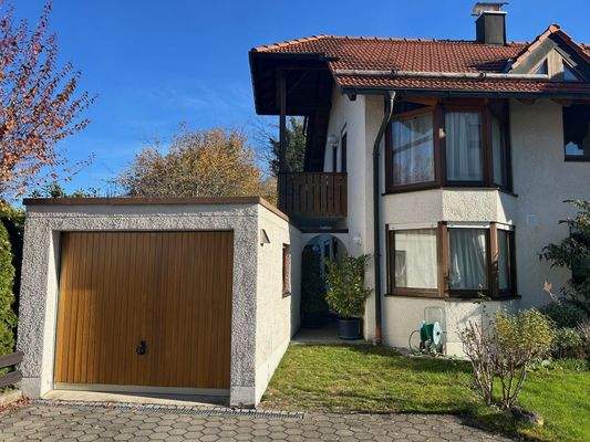 Blick auf Haus und Garage