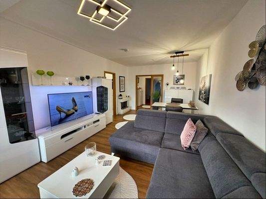 Wohn-Esszimmer mit Blick zum Flur